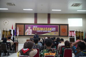 Sampaikan Materi Publik Speaking, Kak Desy: “Jangan Takut Berbicara di Depan”
