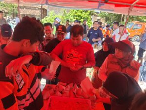 Ubaloka dan Pramuli Demak Bantu Dapur Umum di Lokasi Bencana Banjir
